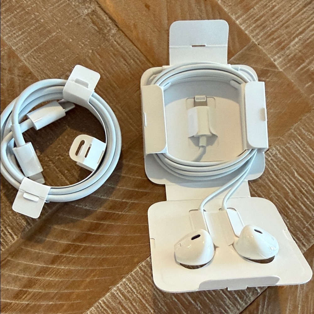 Apple White Lightning Earphones wired, with charger cord